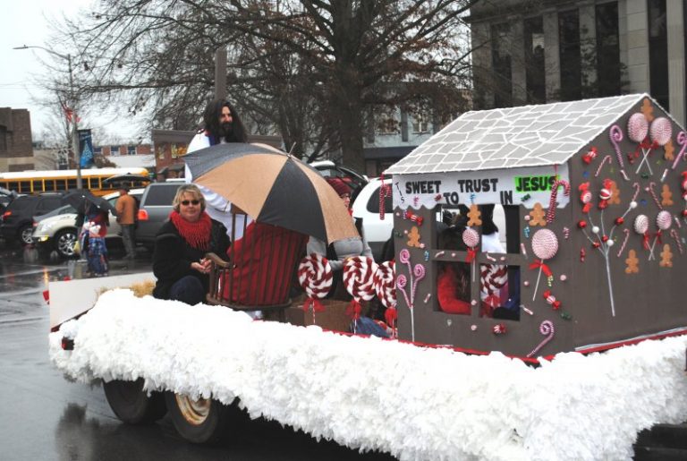 Rain Doesn't Stop Smithville Christmas Parade (VIEW VIDEOS HERE) WJLE