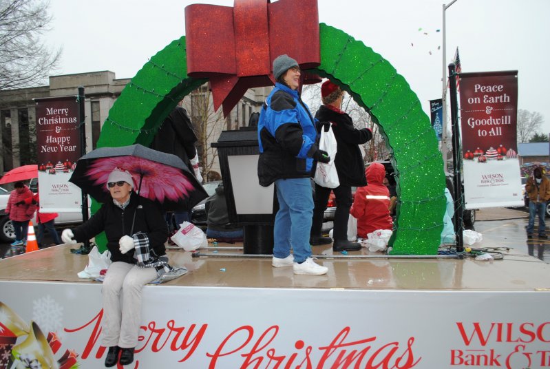 Rain Doesn't Stop Smithville Christmas Parade (VIEW VIDEOS HERE) WJLE
