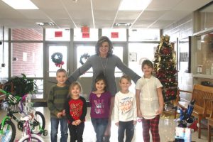 Smithville Elementary Recognizes Top 10 for 10 Fundraisers. Pictured- Raymond Lippart, Ella Riley, Blakely Braseel, Aiden Cook, and Hailee Linder with Interim Principal Anita Puckett