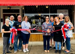 Chamber Board Members Kathy Hendrixson and Josh Issac, Business Owners Wes and Joyce Frazier, Kathy Kelly, Jackie Baker, Martha Conger, Chamber Director Suzanne Williams, Chamber President Beth Adcock