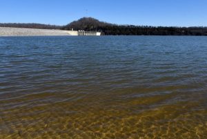 US Army Corps of Engineers Nashville Okres získala souhlas k návratu Center Hill Lake do běžného provozu, což znamená, že jezero bude hladina být na vzestupu pro nadcházející rekreační sezóně. (USACE foto Lee Roberts)