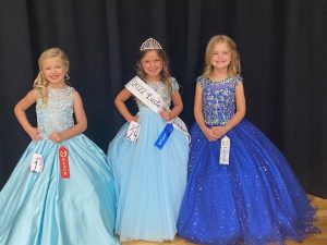 Miss Jamboree Winners in the 4-6 year old category: Queen Kendyl Reign Atnip (center), the 6 year old daughter of Brooke Hutchings and Cody and Kimberly Atnip of Liberty. Haddeign Grace Harvey (left), 5 year old daughter of Chad and Kayla Harvey of Alexandria received second place. Summer Elizabeth Longmire (right), 5 year old daughter of Drew and Kristy Longmire of Smithville took third place