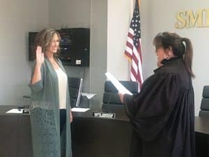 Smithville Municipal Judge Gayla Hendrix swears in Alderman Beth Chandler