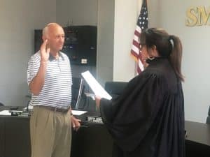 Smithville Municipal Judge Gayla Hendrix swears in Alderman Don Crook