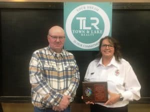 The DeKalb County Volunteer Fire Department’s first female officer has been honored with the 2022 Town & Lake Realty Honorary Lifetime Membership Award. Lieutenant Kristie Johnson received the award during Saturday’s annual department banquet. Jeff Williams, a previously awarded Honorary Lifetime Member presented this year’s award.