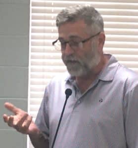 Downtown business owner Tony Luna addressed the Smithville Mayor and Aldermen Monday night asking them to amend the city beer ordinance eliminating the 400 distance requirement from businesses wishing to qualify for a city beer permit and churches and schools in the downtown business district. The aldermen rejected passage of the proposed amendment 3-2.