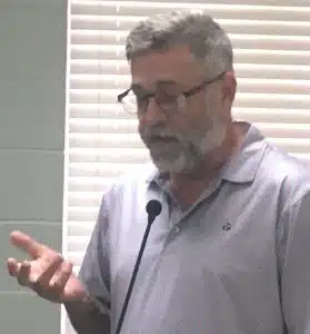 Downtown business owner Tony Luna addressed the Smithville Mayor and Aldermen Monday night asking them to amend the city beer ordinance eliminating the 400 distance requirement from businesses wishing to qualify for a city beer permit and churches and schools in the downtown business district. The aldermen rejected passage of the proposed amendment 3-2.