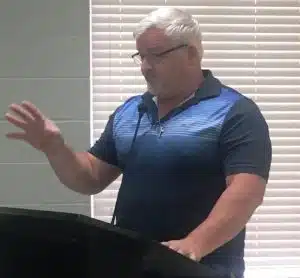 Downtown business owner Ken Fennell addressed the Smithville Mayor and Aldermen Monday night asking them to amend the city beer ordinance eliminating the 400 distance requirement from businesses wishing to qualify for a city beer permit and churches and schools in the downtown business district. The aldermen rejected passage of the proposed amendment 3-2.